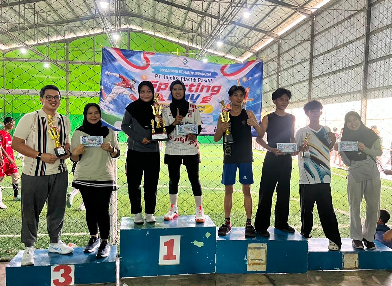 Penyerahan penghargaan cabang Badminton