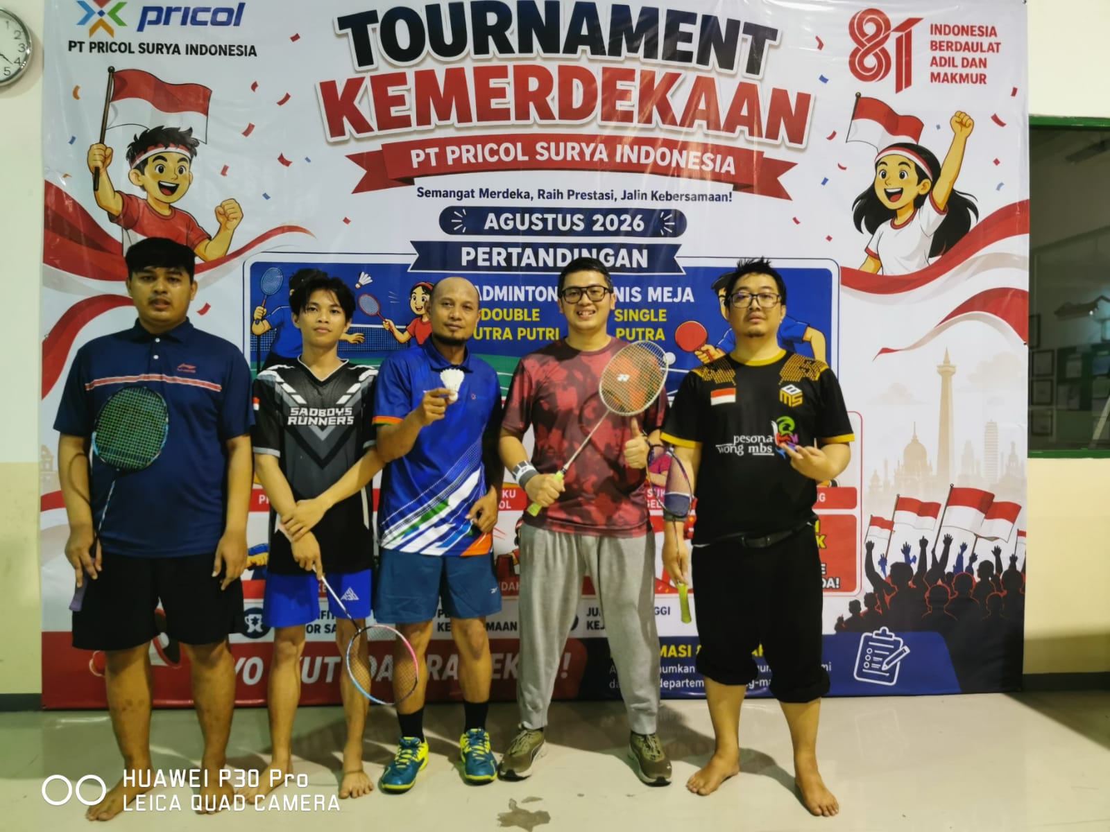 Para peserta tampil kompak mengenakan warna tim