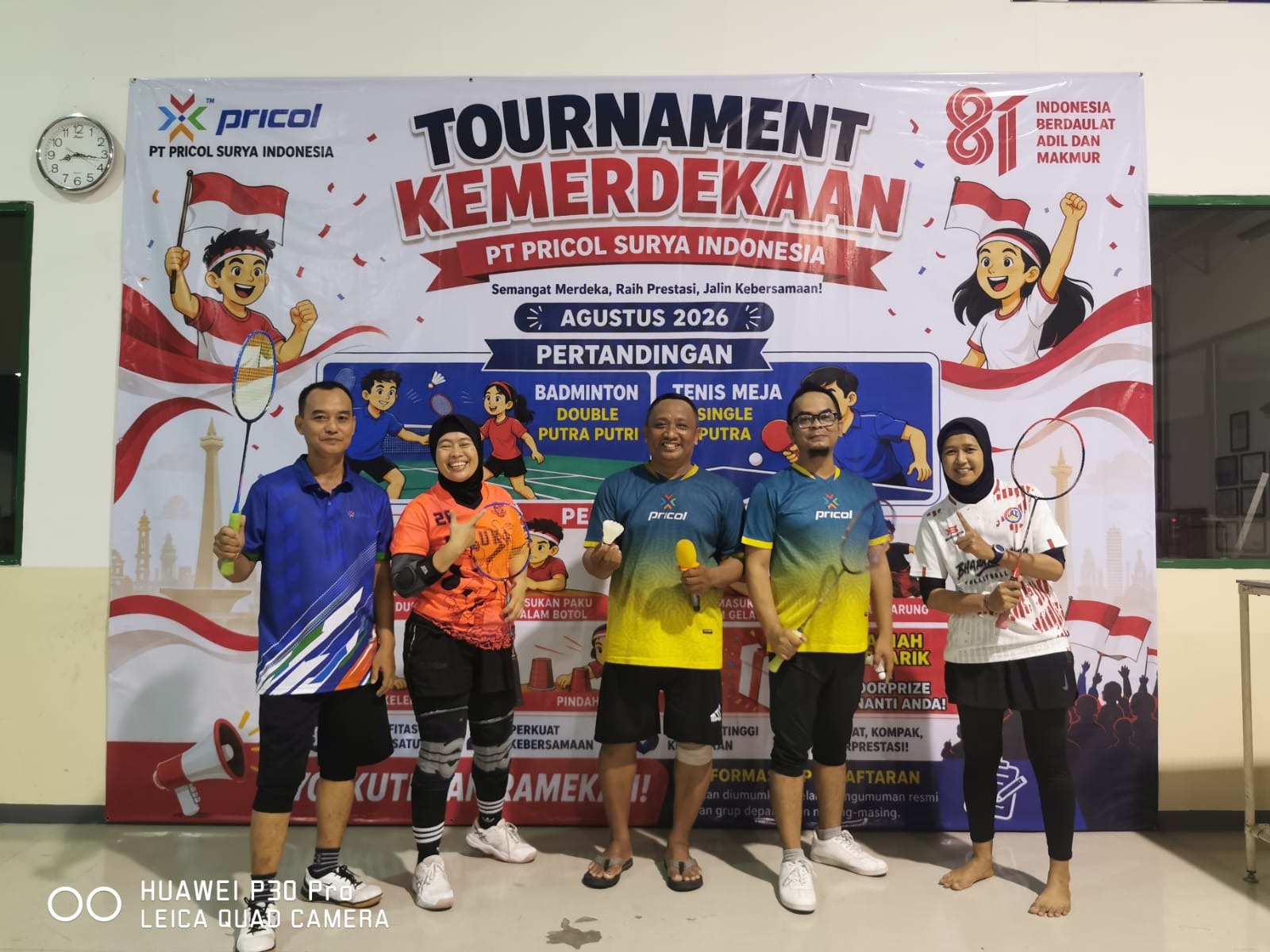 Peserta memegang raket dengan wajah penuh semangat