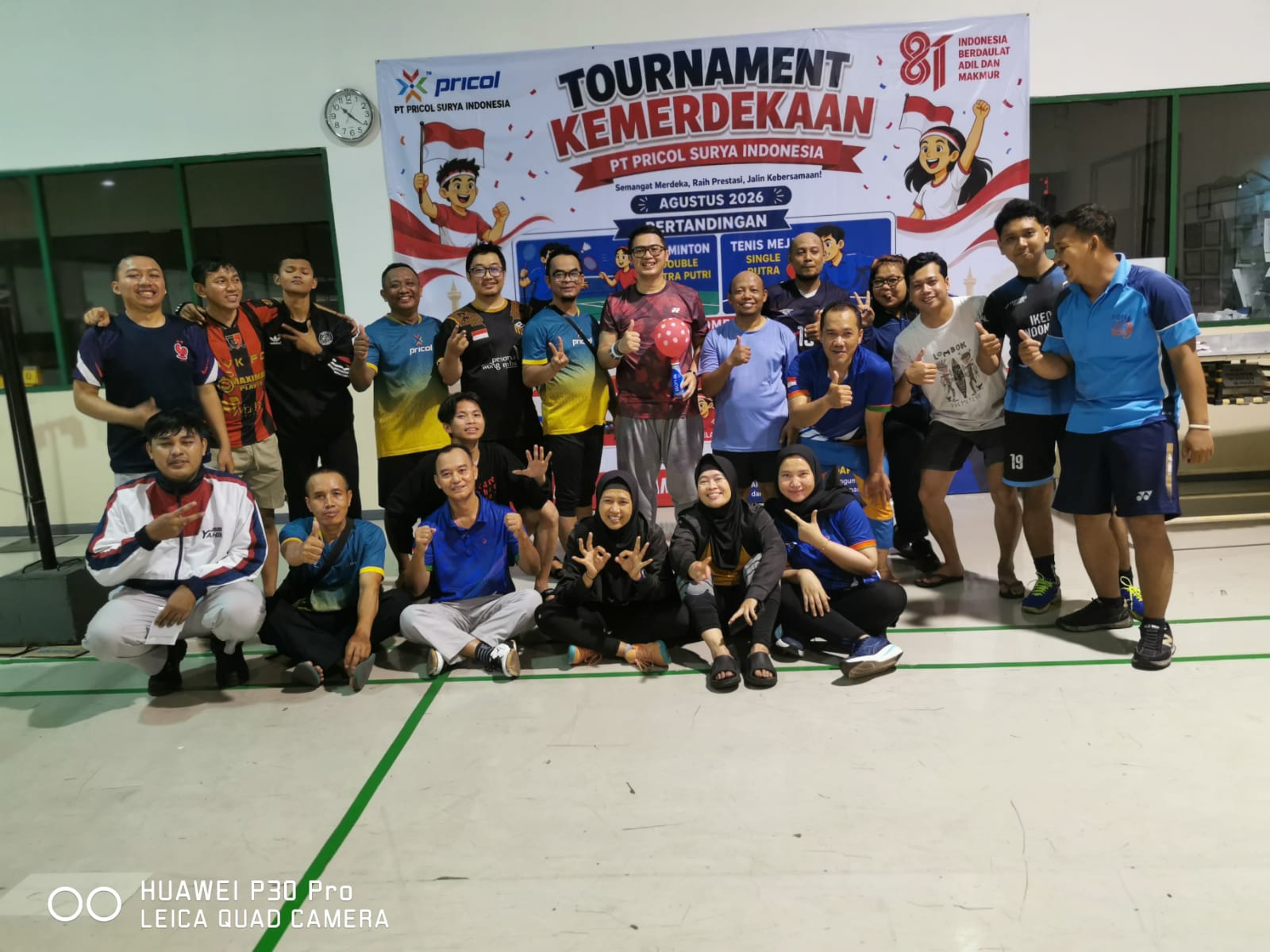 Foto grup peserta dengan sorak gembira dan tawa lepas
