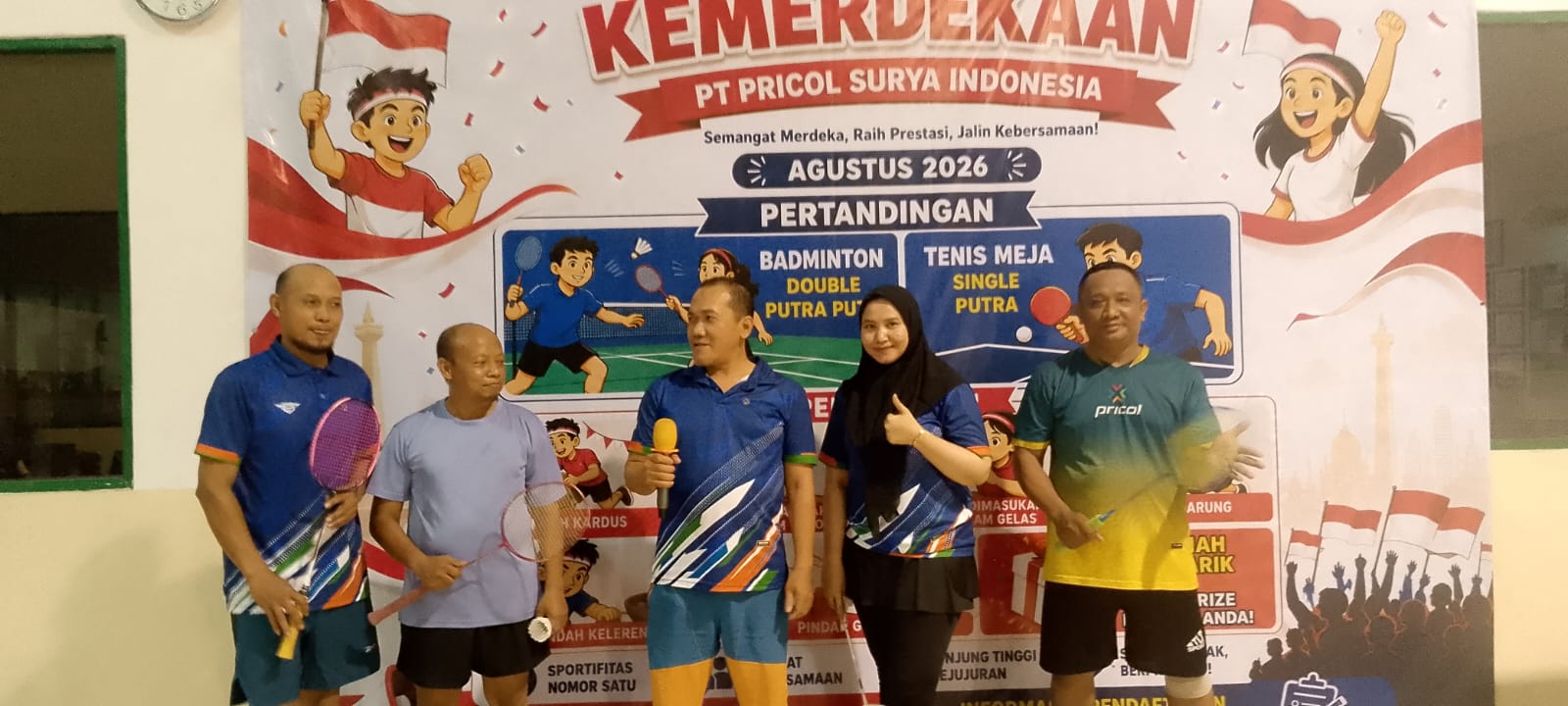Pose santai peserta dengan raket dan shuttlecock di akhir acara