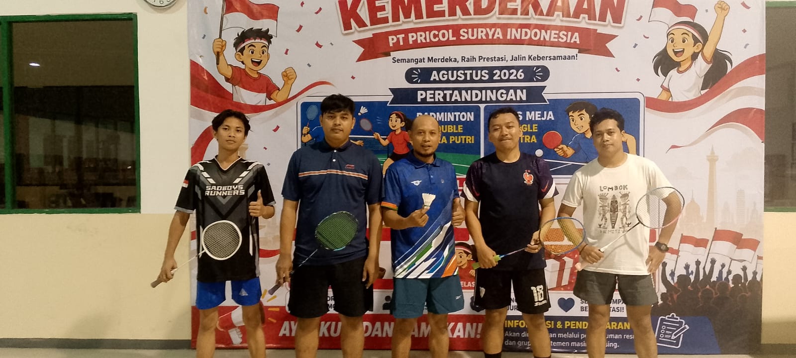 Foto bersama peserta dengan senyum lebar dan gestur ceria