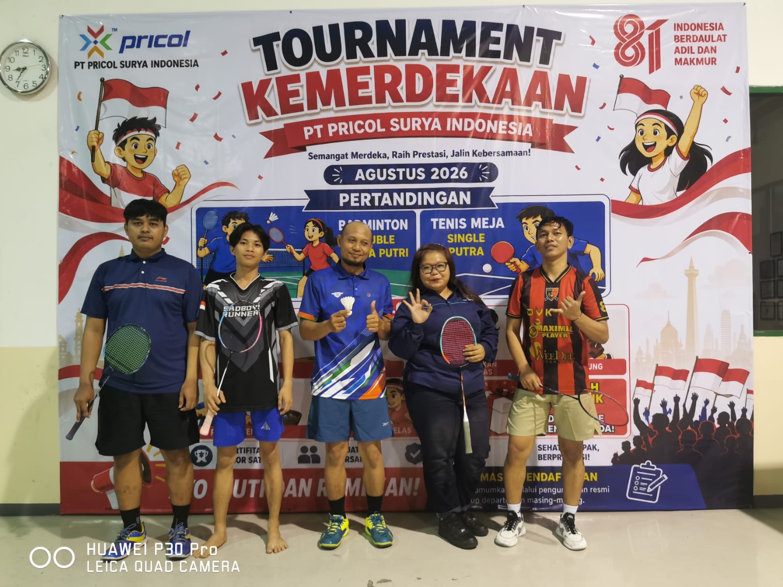 Peserta turnamen dari berbagai latar belakang berfoto bersama
