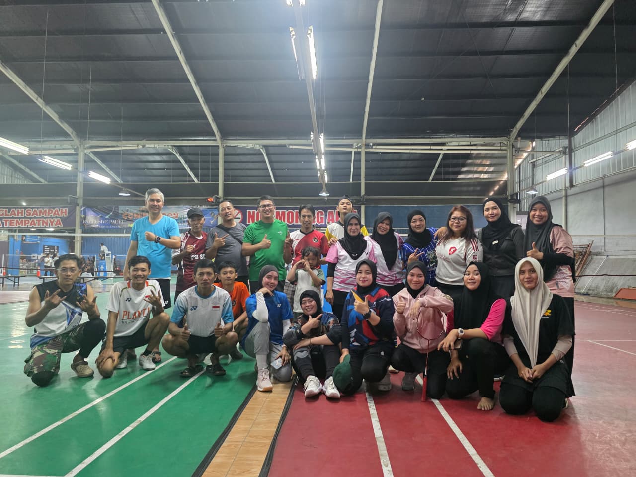 Sesi foto bersama Funminton PT IPP dan PT SMAP Indonesia